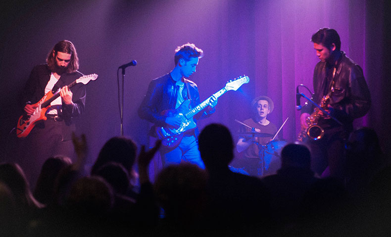 Who Was the Band in the New 'Twin Peaks' Episode - Chromatics Appeared in 'Twin  Peaks' Season Three Premiere