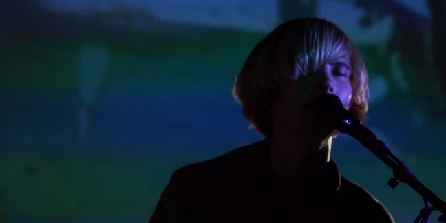 Watch DIIV Play 