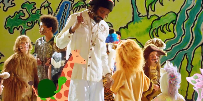 Snoop Lion (Snoop Dogg) Hangs With Kids in Halloween Costumes in the New Video for 