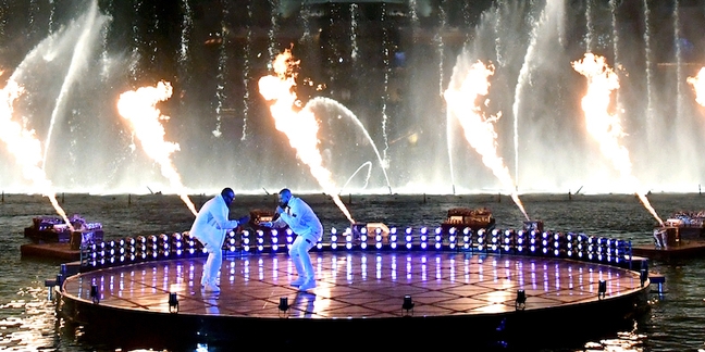 Billboard Music Awards 2017: Watch Drake Perform “Gyalchester” in the Bellagio Fountain