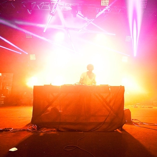 El contenido de esta imagen no esta controlado por Nightclubber